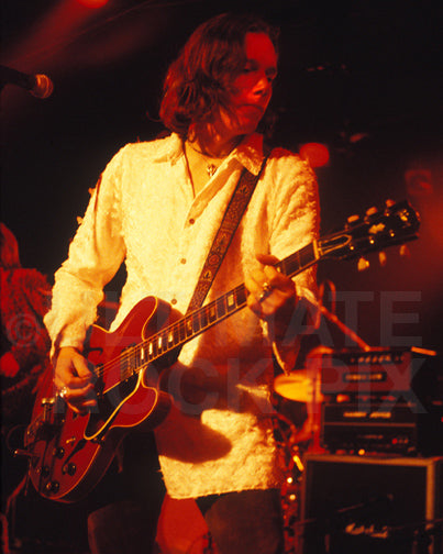 Photo of Rich Robinson of The Black Crowes playing a Gibson 335 in 1998 by Marty Temme