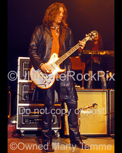 Photo of Rich Robinson of The Black Crowes playing a Zemaitis guitar onstage in 1999 by Marty Temme