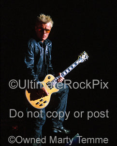 Photo of Billy Duffy playing his natural wood top Les Paul in concert in 2001 by Marty Temme
