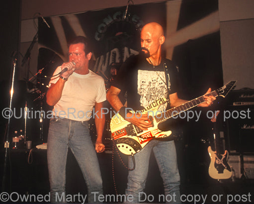 Photo of Graham Bonnet and Bob Kulick of Blackthorne in concert in 1994 by Marty Temme