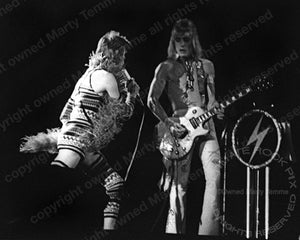 Photo of David Bowie and Mick Ronson in concert in 1973 - bowie73127