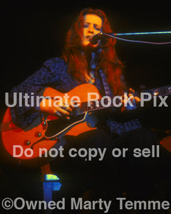 Photo of Bonnie Raitt playing a Gibson in 1974 by Marty Temme