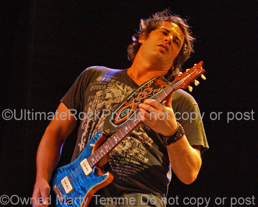 Photo of Chan Kinchla of Blues Traveler in concert in 2009 by Marty Temme