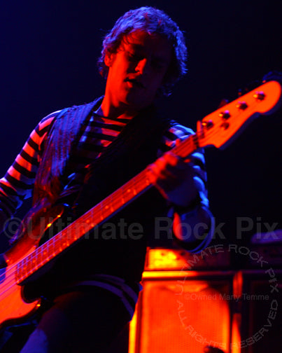 Photo of Chris Chaney of Janes Addiction in concert by Marty Temme