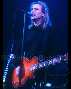 Photo of Robin Zander of Cheap Trick onstage in 1997 by Marty Temme