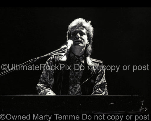 Black and white photo of Robert Lamm of Chicago onstage in 1990 by Marty Temme