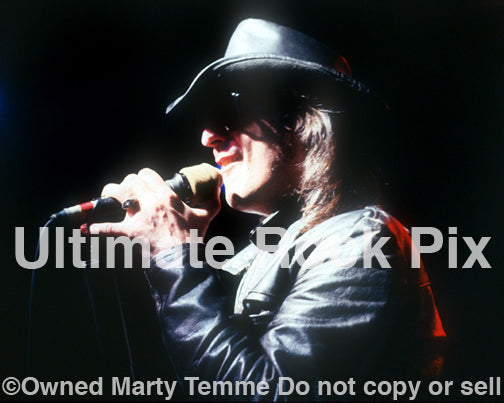 Photo of singer Kelly Holland of Cry of Love in concert in 1994 by Marty Temme