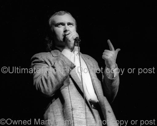 Photo of singer Phil Collins in concert in 1985 by Marty Temme