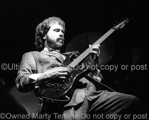 Photo of Daryl Stuermer of Phil Collins in concert in 1985 by Marty Temme