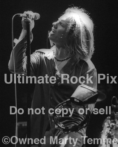 Photo of Robert Mason of Cry of Love in concert in 1997 by Marty Temme