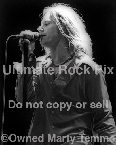 Photo of singer Robert Mason of Cry of Love in concert in 1997 by Marty Temme