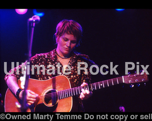Photo of singer Shawn Colvin in concert in 2001 by Marty Temme