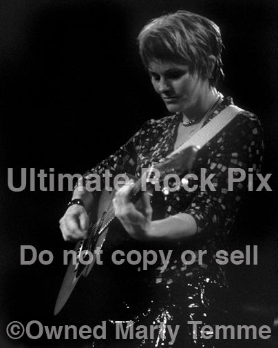 Black and white photo of singer-songwriter Shawn Colvin in concert in 2001 by Marty Temme