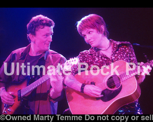 Photo of Steuart Smith and Shawn Colvin in concert in 2001 by Marty Temme