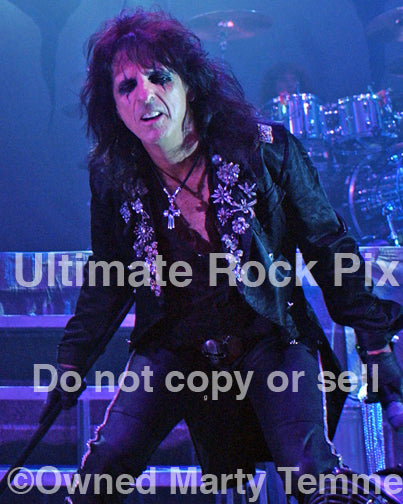 Photo of singer Alice Cooper in concert in 2006 by Marty Temme