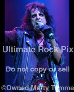 Photo of singer Alice Cooper performing in concert in 2006 by Marty Temme