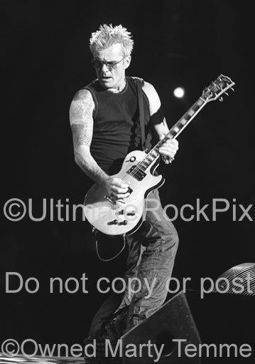 Black and white photo of Billy Duffy playing his Gibson Les Paul by Marty Temme