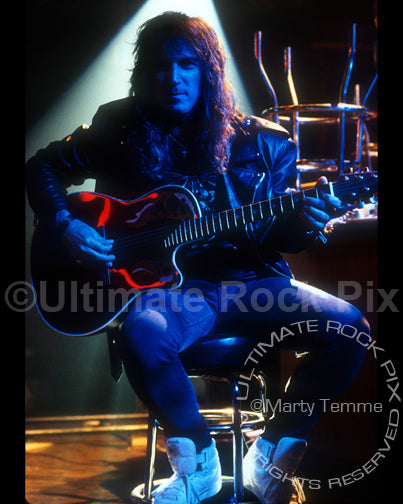 Photo of guitarist Dave Amato with an Ovation guitar in 1991 by Marty Temme