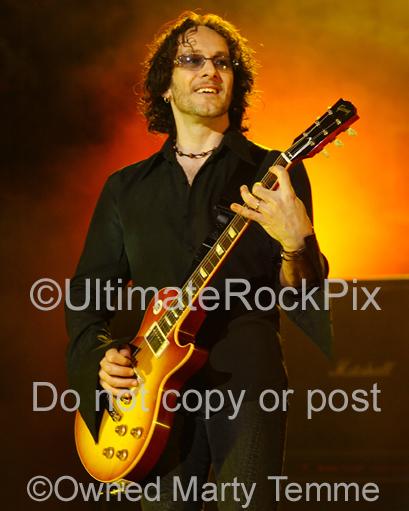 Photo of guitar player Vivian Campbell of Def Leppard in concert by Marty Temme