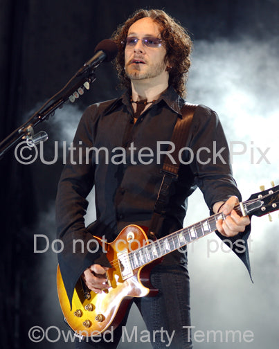 Photo of guitarist Vivian Campbell of Def Leppard in concert by Marty Temme