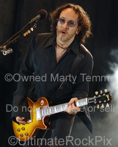 Photo of Vivian Campbell of Def Leppard playing a Les Paul in concert by Marty Temme