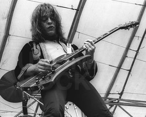 Photo of guitar player Rick Derringer in concert in 1977 by Marty Temme