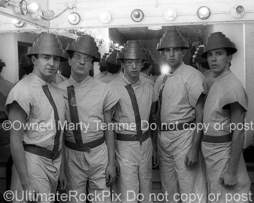 Photo of the band Devo backstage in 1980 - devo8014