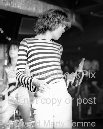 Photo of David Johansen of New York Dolls in concert in 1974 by Marty Temme
