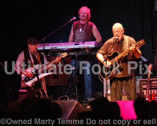 Photo of Dave Mason and Johnne Sambataro in concert in 2007 by Marty Temme