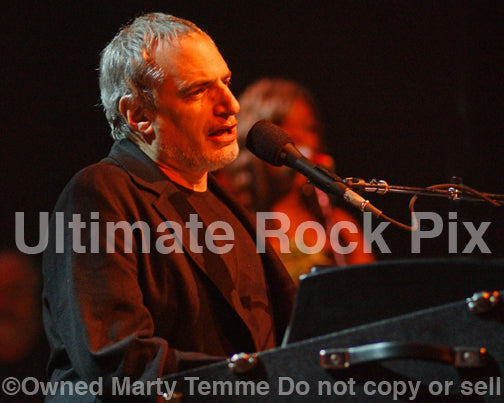 Photo of musician Donald Fagen of Steely Dan in concert by Marty Temme