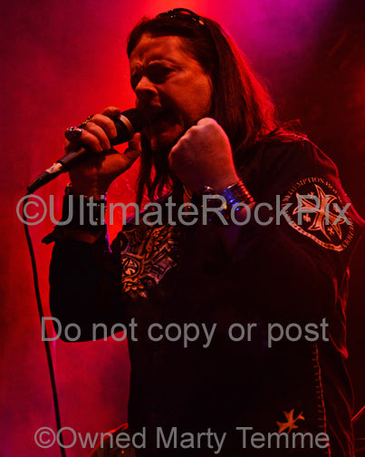 Photo of singer Doogie White in concert in 2013 by Marty Temme