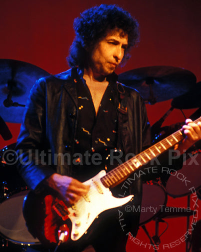 Photo of Bob Dylan in concert in 1980 by Marty Temme