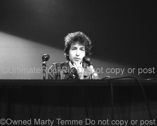 Black and White Photos of Singer-Songwriter Bob Dylan in San Francisco in 1965 by Marty Temme
