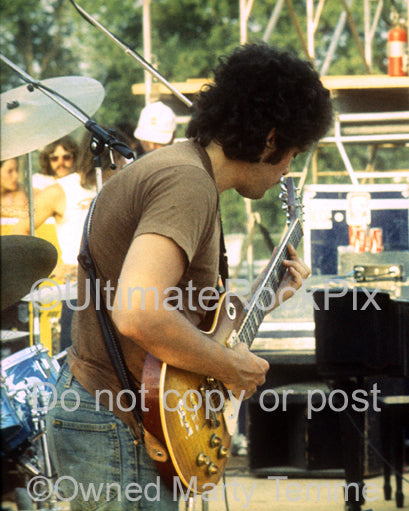 Photo of Mike Bloomfield of Electric Flag playing his 1959 Les Paul in 1974 by Marty Temme