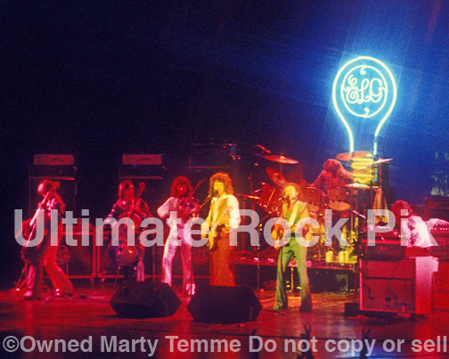 Photo of Jeff Lynne and Electric Light Orchestra in concert in 1975 by Marty Temme