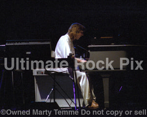 Photo of Richard Tandy of Electric Light Orchestra in concert in 1977 by Marty Temme