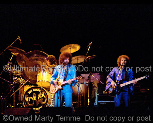 Photo of Jeff Lynne, Bev Bevan and Kelly Groucutt of ELO in 1977 by Marty Temme