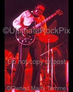 Photo of guitar player Freddie King in concert in 1973 by Marty Temme