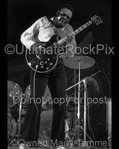 Black and white photo of guitarist Freddie King in concert in 1973 by Marty Temme