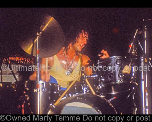 Photo of drummer Aynsley Dunbar performing with Flo and Eddie in 1973 by Marty Temme