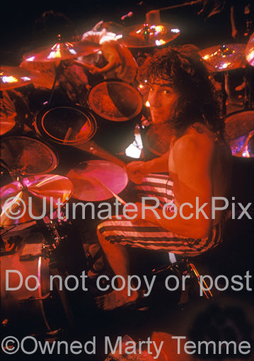 Photo of Kelly David-Smith of Flotsam and Jetsam in concert in 1988 by Marty Temme