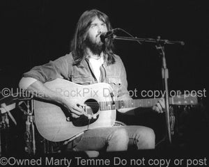 Photo of singer-songwriter Dan Fogelberg onstage in 1976 by Marty Temme