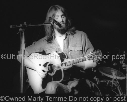 Black and white photo of singer Dan Fogelberg in concert in 1976 by Marty Temme