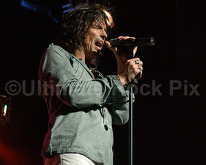 Photo of singer Kelly Hansen of Foreigner in concert by Marty Temme