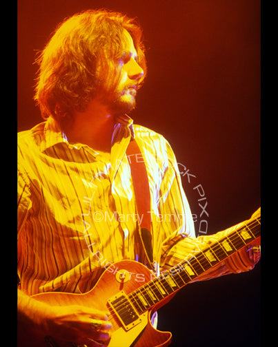Photo of Marc Ford playing a Les Paul in concert in 2004 by Marty Temme