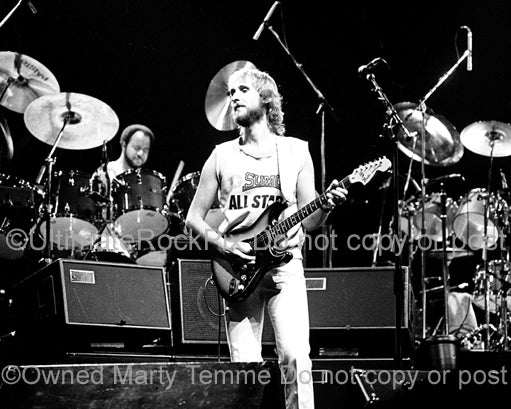 Photo of Mike Rutherford and Chester Thompson of Genesis onstage in 1977 by Marty Temme