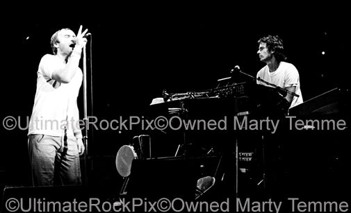 Photo of Phil Collins and Tony Banks of Genesis onstage in 1977 by Marty Temme