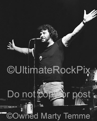Photo of Derek Shulman of Gentle Giant in concert in 1980 by Marty Temme
