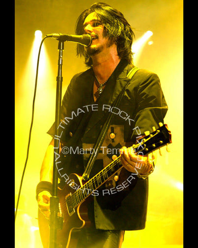 Photo of guitarist Gilby Clarke playing a Les Paul in concert by Marty Temme