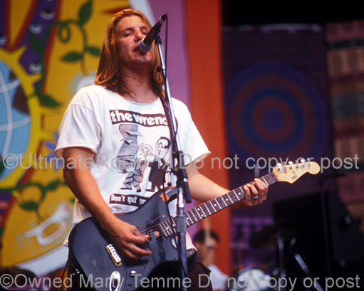 Photo of Johnny Rzeznik of Goo Goo Dolls in concert in 1995 by Marty Temme